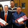 (gh)   Die Gemeinde Geldersheim hat ihre Bediensteten Armin Gessner und Helmut Huppmann mit einer Feier im Kollegenkreis in die Freizeitphase der Altersteilzeit verabschiedet. Bürgermeisterin Ruth Hanna Gube überreichte stellvertretend für die Gemeinde ein Abschiedsgeschenk. Sie sprach ihre Wertschätzung für die zuverlässigen und tüchtigen Mitarbeiter aus. Gessner erlernte das Verwaltungshandwerk bei der Gemeinde Gochsheim und war seit 1980 in der Gemeindeverwaltung für das Bau- und Ordnungsamt sowie Soziales und Renten zuständig. Huppmann kam 1983 als gelernter Heizungs- und Lüftungsbauer in den Gemeindebauhof Geldersheim, dessen Leitung ihm 1987 übertragen wurde. Unser Bild zeigt: (von links) erste Bürgermeisterin Ruth Hanna Gube, Armin Gessner, den geschäftsleitenden Beamten Günter Straub, Helmut Huppmann und zweite Bürgermeisterin Annemarie Schuler.