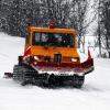 „Bombi 100“ im Einsatz: Im Schneegestöber präpariert die Pistenraupe am Mittwochnachmittag in Sulzbach die kleine Skipiste der Familie Wunderlich am Ortsrand Richtung Fahresmühle.