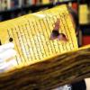 Schimmel oder Sporen: Diese Handschrift ist ohne Hilfe dem Verfall geweiht. Hans-Günter Schmidt, Chef der Handschriftenabteilung der Uni-Bibliothek, zeigt das beschädigte Buch aus dem 9. Jahrhundert, das aus der Würzburger Dombibliothek stammt.