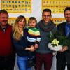 hä)   Paul Hümpfner (links), Bad Königshöfer Fahrlehrer, hat seine Fahrschule in jüngere Hände übergeben. Sein Schwiegersohn Marcel Bezold (Zweiter von rechts)  wird in Zukunft die Fahrschule mit Hilfe seines Schwiegervaters übernehmen und weiterführen. Mit im Bild (von links) Karina Bezold, Henry Bezold und Bürgermeister Thomas Helbling) der die besten Wünsche überbrachte. Das Familienunternehmen, das Paul Hümpfner vor 30 Jahren von Wolfgang Ort übernommen hat, ist umgezogen und hat nun in der Hindenburgstraße 34 in Bad Königshofen seine Tätigkeit aufgenommen. Unterstützung bekommt Marcel Bezold von seiner Frau Karina, die die kaufmännische Seite übernimmt.