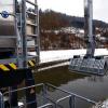 Tiefgreifende Bewegung: Vollautomatisch holt die neue Reinigungsanlage angeschwemmtes Treib- und Schwemmgut aus dem Einlaufbecken vor den beiden hochempfindlichen Turbinen. Mehr als fünf Meter reicht der Greifkorb ins Wasser bis auf den Grund.                          Fotos: Joachim Schwamberger
