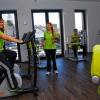 Im Reha City Park: Bewegung, aber immer die richtige, gezeigt von den Mitarbeitern Melissa Bott (Empfang, Bild von links), Anja Goldschmitt (Physiotherapeutin) und dem therapeutischen Leiter Matthias Köhler.