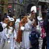 Schneeflöckchen, Weißröckchen: Bischof Nikolaus (Gerhard Mark) wanderte mit den Engeln Leonora Schwoerer und Jana Riethdorf durch die Marktbreiter Schlossweihnacht und beschenkte Kinder.