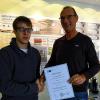 (kri)   Im Herbst hat Lukas Reinhart seine Ausbildung zum Bauzeichner abgeschlossen. Mit Bravour, wie die Urkunde der Industrie- und Handelskammer (IHK) Würzburg attestierte. Im Architekturbüro von Volker Eppler (rechts) hat Reinhart gelernt und glänzte in den Abschlussprüfungen mit sehr guten Leistungen, oder, wie es die IHK ausdrückt, mit einem „hervorragenden Prüfungsergebnis (dritter Platz)“. Ausruhen will sich der 19-Jährige aus Wargolshausen auf diesem Erfolg aber nicht und drückt jeden Samstag die Schulbank der Berufsoberschule in Bad Neustadt. „Irgendwas Technisches“ will Lukas Reinhart auch in Zukunft machen, ob Architektur, das steht aber noch nicht fest. Glückwünsche gab es selbstverständlich von Architekt Volker Eppler, der ebenfalls Weiterbildungen zu schätzen vermag. Zum Beispiel kann sein Architekturbüro nun Brandschutznachweise der Gebäudeklassen eins bis fünf ausstellen.