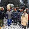 (zis)   Fast vom Winde verweht und eingeschneit wurden die Wanderfreunde Steigerwald Geisberg Wiesenbronn bei ihrer Adventswanderung am Sonntag zum Weihnachtsmarkt in Kleinlangheim. Eine kleine Gruppe wetterfester Wanderer hatte sich am Treffpunkt Seegarten eingefunden, um über den Mühlenweg am Gründleinsbach entlang Richtung Kleinlangheim zu wandern, wie es im Schreiben an die Presse heißt. Die Mühe hatte sich gelohnt, denn der Weihnachtsmarkt in der Kirchenburg biete alles, was man von einem Weihnachtsmarkt erwartet: Kunsthandwerk und Weihnachtsschmuck, vieles selbst gebastelt, eine lebende Krippe, dazu Glühwein- und Bratwurststand, sogar das Museum war geöffnet. Wer wollte, konnte dem Konzert in der Kirche lauschen. Nachdem die Wanderfreunde die Stände um die Kirche und in den Gaden besucht, sich aufgewärmt und gestärkt hatten, ging es wieder zurück in die raue Wirklichkeit und auf den Nachhauseweg. Das Foto entstand vor dem Eingang zur Kirchenburg Kleinlangheim, schreibt Konrad Thomann von den Wanderfreunden Steigerwald Geisberg Wiesenbronn.