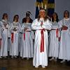 (vh)   Der deutsch-schwedische Stammtisch lädt am Donnerstag, 13. Dezember um 18 Uhr auf den Oberen Markt zum Lucia-Auftritt ein. Die eigentliche Lucia-Feier findet um 20 Uhr in der Evangelische Studierendengemeinde, Friedrich-Ebert-Ring 27b, statt. Dort gibt es unter anderem Pfefferkuchen und Safrangebäck. Der Eintritt ist frei, um Spenden wird gebeten. Am 13. Dezember feiert man in Schweden mit Liedern und Kerzen das Lucia-Fest. Nach alter Zeitrechnung galt dieser Tag als der kürzeste  im Jahr und  das  Lucia-Fest sollte Licht und weihnachtliche Stimmung in das winterliche Dunkel bringen. Das Fest erinnert an die Heilige Lucia von Sizilien. Im dritten Jahrhundert wurde sie als Christin zum Tode verurteilt und zur Märtyrerin. Das rote Seidenband steht für ihr vergossenes Blut, die Kerzen auf dem Kopf erinnern daran, dass sie Freunde im dunklen Gefängnis mit Essen versorgt haben soll.