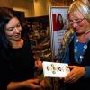 Lebensnah und doch heiter: Die Glossen aus „Meine Familie und Ich“ von Gisela Rauch (links) kamen auch bei den Zuhörern der Lesung in der Buchhandlung Hugendubel gut an.NORBERT SCHWARZOTT