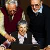 (ts)   Die Welt der neuen Medien ist auch für ältere Menschen attraktiv. Bestes Beispiel: die Computergruppe im Augustinum. Den Weg in die Welt der neuen Medien beschritt Annemarie Steberl mit dem vergangenen Weihnachtsfest. Seit 1998 lebt die heute 85-Jährige im Augustinum Vor dem Start der Bewohnerinitiative „Erfahrungsaustausch Computer“, so berichtet sie, hatte sie „nichts mit Computern zu tun“. Dann aber hat sie ihrer Familie von der Gruppe erzählt, „und alle haben zusammengelegt und mir zu Weihnachten einen Laptop gekauft“, erzählt sie. Gerne hat sie sich in die neue Computergruppe einladen lassen. „Ich wollte einfach eine Möglichkeit finden, meine Erinnerungen aufzuschreiben, weil das mit der Maschine nicht mehr geht.“ Im Bild ihr Beraterteam Friedrich Lässig (links) und Kurt von Sengbusch.