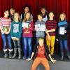Junge Leseratten: Die Sechstklässler des Martin-Pollich-Gymnasiums, die zum Lesewettbewerb angetreten waren, gratulierten am Ende Johanna Keil, die das MPG nun auf nächsthöherer Ebene vertritt.