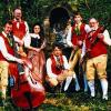 (iwi)   Die Fränkische Weihnacht gibt es wieder am Sonntag, 9. Dezember, um 15.30 Uhr im Großen Saal des Regentenbaus. Mitwirkende sind Il Cantare, die Hambacher Volkssänger, die Hassenbacher Stubenmusik, die Üchtelhäuser Holzbläser (Bild), die Hoibüche Muisig, die Haßfurter Stubenmusik, die Rhöner Blechbläser und der Grettschter Dreigesang. Die Moderation übernimmt Gabriele Kanz. Die Musikanten präsentieren ein buntes Programm. Karten gibt es unter  (09 71) 80 48-4 44.
