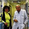 Sie arbeiten trotz Behinderung: Renate Beuschel, die Schwerbehindertenbeauftragte des Klinikums, und Oberarzt Dr. Axel Krein auf Station im Haus 16 der Würzburger Universitätsklinik.