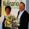(sef)   Seit 25 Jahren arbeitet Silke Götz im Verkauf des Schwebheimer Unternehmens „Kulinario Feinkost & Catering“. Geschäftsführer Christian Müller (im Bild) gratulierte der Mitarbeiterin, deren Freundlichkeit und Fachkompetenz die Firma besonders schätze. „Kulinario“ beschäftigt 14 festangestellte Mitarbeiter.
