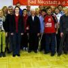 Sportlich, sportlich: Bei der Sportlerehrung 2012 wurden die besten Athletinnen und Athleten des Landkreises Rhön-Grabfeld ausgezeichnet. Das Foto zeigt die geehrten Einzelsportler/innen, flankiert von Sabine Dittmar (links), Klaus Greier (daneben) sowie Kurt Mauer (Zweiter von rechts) und Bruno Altrichter (rechts).