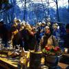 Glitzernde Kugel und weihnachtlicher Holzschmuck: Die Besucher bestaunen die Auslage der Stände bei der Spessart-Weihnacht.
