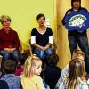 (amk)   Die Einnahmen aus dem Verkauf von Speisen und Getränken beim Martinszug spendete der Kindergarten Partenstein der Elterninitiative leukämie- und tumorkranker Kinder Würzburg. Der Elternbeirat hat den Martinszug organisiert, die Partensteiner Metzger haben Würstchen gespendet und die Bäckerei Steigerwald sowie der Frischemarkt Steigerwald die Brötchen und Martinsmänner. Anny Väth, die die Elterninitiative in Lohr vertritt, besuchte am Mittwoch die Kindergartenkinder und erzählte von der Arbeit ihres Vereins. Die Kinder hatten viel zu erzählen und zu fragen. Schließlich überreichten Daniela Scholz vom Elternbeirat (links) und Kindergartenleiterin Elke Hanakam (rechts) die Spende in Höhe von 617 Euro.