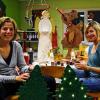 Fleißige Bastlerinnen: Sandra Büchner (links) und Diana Büchner gehören zu den Müttern, die in den letzten Wochen im Schondraer Kindergarten fleißig für den Adventsbasar gebastelt haben.