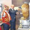 Guten Appetit: Bürgermeister Kruck schneidet zur Eröffnung den Döner-Spieß an.