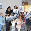 Plakatives: Einige Kinder der Kindertagesstätte im Gut Deutschhof präsentierten im Gottesdienst Bilder des alten Kindergartens. Wenig später nahmen sie die neuen Räume in Beschlag.