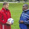 Fortschritte sind sichtbar und auch messbar beim TSV Waigolshausen: Trainer Jürgen Reisinger (links) im Gespräch mit Stürmer Olivier Siewe, einem gebürtigen Franzosen.