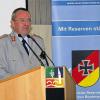 (hh)  Mit Generalleutnant Günter Weiler war am Montag in der Kitzinger Rathaushalle ein überaus prominenter Soldat zu Gast. Der stellvertretende Generalinspekteur der Bundeswehr erläuterte auf Einladung des hiesigen Reservistenverbandes über „Reservisten in der Bundeswehr der Zukunft“. Der Drei-Sterne-General schilderte auch die Neuausrichtung der Bundeswehr, die sich in den vergangenen Jahren im Einsatz als „leistungsfähig und leistungsstark“ erwiesen habe. Unter den 70 Zuhörern begrüßte stellvertretender Landrat Robert Finster auch den FDP-Bundestagsabgeordneten und Mitglied des Verteidigungsausschusses, Reiner Erdel aus Dietenhofen. Finster würdigte die Reservisten als „Bindeglieder zwischen der Bundeswehr und den Bürgern“ und gab sich gespannt auf Weilers umfangreichen Fachvortrag. Hofrat Walter Vierrether hieß zusammen mit seinen Hofstaats-Majestäten den zweithöchsten Soldaten Deutschlands willkommen und überreichte Günter Weiler ein Weinpräsent.