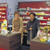 (josch)   Die Apothekerin Christine Hannig (links) hat zum 1. Oktober die Uettinger Rathaus-Apotheke von ihrer Vorgängerin Carmen Macedo übernommen. Macedo war insgesamt zwölf Jahre lang in Uettingen und wird nun künftig als angestellte Heilpraktikerin in Schweinfurt tätig sein. Christine Hannig betreibt außerdem bereits die Apotheke in Remlingen.