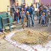 Türen auf für die Maus: Mit Dreschflegeln die Körner wie anno dazumal aus den Ähren zu schlagen, ist ganz schön anstrengend, wie die Kinder beim Erlenbacher Dorfmuseum lernten.