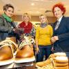 Damenteam in der Herrenabteilung: Im neuen Schuhhaus Dielmann fachsimpeln die drei Ex-Schlecker-Mitarbeiterinnen Marina Rüttiger, Beate Kamolz und Ramona Müller-Petzig mit Bezirksleiterin Gabriela Weiler (von links) über Qualität und Machart der Schuhe.
