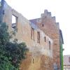Überreste: Noch heute sind die Grundmauern der 1222 zerstörten Burg in Höchheim zu erkennen (im Hintergrund der sog. „Neubau“ der Burg). Auf den Grundmauern wurde ein neues Haus gebaut, das mittlerweile verfallen ist und abgebrochen wurde.