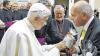 Zeit für ein paar persönliche Worte: Einen Bierkrug und eineinhalb Liter Kreuzbergbier überreichte Landrat Thomas Habermann an Papst Benedikt XVI. Der Papst interessierte sich für die Geschenke, vor allem auch für den Bierkrug mit Widmung. Neben dem Papst (verdeckt) der persönliche Sekretär des Papstes Georg Gänswein, in der Mitte Bischof Friedhelm Hofmann. Links im Hintergrund Monsignore Domkapitular Günther Putz.