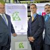 Das ÜW Rhön ist beim zukunftsweisenden Projekt dabei: Bundesumweltminister Peter Altmaier (links) zusammen mit den Überlandwerk-Repräsentanten Wolfgang Pfeiffer (Abteilungsleiter Stromvertrieb) und Joachim Schärtl (Prokurist und kaufmännischer Leiter, im Bild von rechts) beim Start des virtuellen Brennstoffzellen-Kraftwerks vor der symbolischen Überlandwerk-Brennstoffzelle.