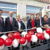 Sparkasse Oerlenbach ist 50 Jahre alt: Von der neu geschaffenen Rampe an der Bank grüßen (von links) Michael Rendl, Bernhard Feser, Julia Schübert, Lydia Koch, Petra Müller, Michael Frank, Elfriede Kuhn und Roland Friedrich sowie Vermieterin Anna Rüger (Mitte) und Bürgermeister Siegfried Erhard (ganz rechts).