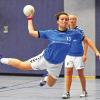 Ein Tor fehlt: Der Saisonauftakt ging für die Handballerinnen (am Ball Selina Ress, dahinter Michelle Härder) daneben. Gegen die TG Heidingsfeld setzte es eine 19:20-Niederlage.