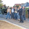 Vor Ort: Der Bau- und Umweltausschuss der Gemeinde Kolitzheim machte auch im Friedhof Herlheim halt. Neben der Begutachtung des neu gepflasterten Hauptweges warfen die Ausschussmitglieder auch einen Blick auf die Urnengrabstätte, die gerade angelegt wird.