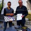 (li)   Peter Tröster aus Schweinfurt (links) von der Firma Spenglerei Udo Wolf wurde beim Leistungswettbewerb des Deutschen Handwerks 2012 Kammersieger und Prüfungsbester im Spenglerhandwerk. Mit weiteren 40 Junghandwerkern erhielt er in Aschaffenburg bei der Freisprechungsfeier der Innung Spengler – Sanitär – Heizungstechnik den Gesellenbrief von Obermeister Walter Löffler überreicht. Mit dieser Auszeichnung nimmt Tröster am Landesvergleich in Augsburg teil, bei dem aus den besten Absolventen der sieben Regierungsbezirke Bayerns der beste Jung-Spengler des Landes ermittelt wird. Hierbei muss jeder Teilnehmer in acht Stunden ein Werkstück anfertigen. Das Gesellenstück von Tröster war ein Rinnenkessel. Auch der Betrieb Udo Wolf, seit über hundert Jahren in Familienbesitz, wurde mit einer Urkunde der Handwerkskammer ausgezeichnet. Meister Udo Wolf (rechts) gratulierte seinem ehemaligen Lehrling zu dessen großartiger Leistung und überreichte ihm ein Geldpräsent und eine Weichlötgarnitur Classic-Silver. Peter Tröster bereitet sich im Anschluss an seine Gesellenprüfung sofort auf die Meisterprüfung vor.