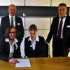 (dübi)   Steuerberatung und Rechtsbeistand gibt es nach Einzug einer Niederlassung der Steuerpartnerschaft Henn & Fries (Bad Brückenau) sowie der Rechtsanwaltskanzlei Peter Klett (Bad Neustadt) in den ehemaligen Dienstwohnungen des Postamtes. Jetzt war Einzugsfeier. Die Steuerberater hatten das 1931 erbaute Haus gekauft und sind nach umfassender Modernisierung auf einer 120 Quadratmeter großen Bürofläche präsent. Die Kanzlei Klepp wird von der gebürtigen Hammelburger Rechtsanwältin Margarete Gerlach repräsentiert. Bürgermeister Ernst Stross sieht die Neuansiedlung als Bereicherung für diese Stadteinfahrt. (von links) Thomas Henn, Michaela Fuß, Margarete Gerlach und Kurt Fries.