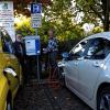 Endlich mal was los an der Ladestation der Stadt: Rolf Ospel (links) lädt seinen Citroen, Michael Manger seinen Opel Ampera auf.