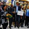150 Jahre Schweiger: (von links) Bürgermeister Rudi Eck, AHA-Vorsitzende Claudia Schott, Rosi Eck, AHA-Geschäftsführer Hachem Farmand, Manfred Schweiger mit Frau Gisela und den Töchtern Sophie und Lea sowie Thea und Karl Schweiger.