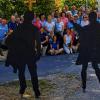 Wallfahrtsthema: Um die Problematik Asyl zu verdeutlichen, hatte die Estenfelder Pilgergruppe für ihr Gruppenbild zwei konkrete Figuren dabei, die symbolisch an den Umgang unser Gesellschaft mit Flüchtlingen erinnern sollen.