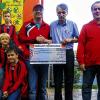 (flop)   Bereits seit einigen Jahren unterstützt Gerd Kraus von McDonalds Ochsenfurt den SV Kleinochsenfurt bei dessen jährlichen Freiluftfußballturnier, dem McDonalds-Cup. Eine beliebte Attraktion neben dem sportlichen Wettkampf ist das McDonalds Glücksrad, bei dem die Kinder und Jugendliche viele unterschiedliche Preise gewinnen können. Wie schon in den letzten Jahren spendete Gerd Kraus die Erlöse aus dem Glücksrad wieder für die Jugendabteilung des SV Kleinochsenfurt. Der erste Vorsitzende des SV Kleinochsenfurt Rainer Kernwein (links) und Jugendleiter Thomas Michel (rechts) nahmen zusammen mit einigen Jugendspielern des SV Kleinochsenfurt den Scheck über 500 Euro von Gerd Kraus (Mitte) entgegen.