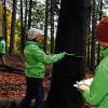 (amk)   Greenpeace-Aktivisten haben am Dienstag bei Heigenbrücken ein zweites Waldcamp im Spessart aufgeschlagen, um die Baum-Kartierung fortzusetzen. Mit Maßband und GPS-Geräten nehmen sie Bäume mit über 50 Zentimeter Durchmesser in digitale GIS-Karten auf. Diese sollen den Bürgerinnen und Bürgern zeigen, wo die Naturschätze ihrer Region liegen. Außerdem wollen die Umweltschützer die zunehmende Industrialisierung der öffentlichen Wälder dokumentieren. „Wir werden mit unserer Kartierung weitere Transparenz in Bayerns öffentlichen Wäldern schaffen, die der Forstminister noch immer verweigert“, sagt Martin Kaiser, Klima- und Waldexperte von Greenpeace. Bereits im vergangenen Winter haben die Umweltschützer mit einem sechswöchigen Camp im Spessart Aufsehen erregt.