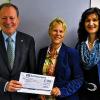 Spendenübergabe: Raiffeisenbank-Direktor Helmut Kraft überreichte einen Scheck über 750 Euro an Andrea Hamberger von der Bürger-Kultur-Stiftung und Bürgermeisterin Helga Schmidt-Neder (von links).
