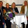 (lena)   Sechs Mitarbeiter wurden beim Autohaus Kehm in Bad Neustadt für ihre langjährige Betriebszugehörigkeit geehrt. Zusammengerechnet sind sie seit 150 Jahren der Firma treu - jeder von ihnen 25 Jahre. Kfz-Mechaniker Erich Scherf in der Karosserieabteilung tätig. Roland Pfister (zweiter von rechts) leitet heute die Unfallabteilung. Guido Lange (links) ist stellvertretender Lagerleiter. Willi Braungart ist verantwortlich für die abschließenden Probefahrten nach einer Fahrzeugreparatur. Als weiteren Jubilar ehrte Chefin Ulrike Kehm Bürokaufmann Jürgen Eckert (zweiter von links). Er kam durch die Übernahme des Autohauses Kuhn 1997 zur Kehm-Familie. Er ist heute als Audi-Serviceberater tätig. Dank seiner Leistung und der seiner Kollegen wurde das Autohaus Kehm zum dritten Mal Audi Top Partner. Sabine Kirchner (dritte von links) war als Disponentin tätig, wechselte in die Serviceannahme, wo sie nicht nur für ihre Erfahrung, sondern auch für ihre gute Laune bei Kunden und Kollegen geschätzt wird. Allen sechs Mitarbeitern dankte Firmenchefin Ulrike Kehm (vierte von links) für die gute Zusammenarbeit, für Verantwortungsbewusstsein, Leistung und Treue.