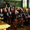 (rtg)   Winfried Schmitt und Wolfgang Schmitt – 66 Jahre alt und nicht verwandt, jedoch seit dem ersten Schuljahr befreundet – dachten, dass es höchste Zeit für ein erstes Treffen aller Klassenkameraden sei, die mit ihnen im September 1952 in die Goetheschule eingeschult wurden. Er war erst der zweite Jahrgang, der nach Kriegsende in der Goetheschule begann. Denn erst 1951 hatten die Amerikaner das Gebäude, das von ihnen sowohl als Schule und Laden genutzt worden war, zurückgegeben. Dank des guten Erinnerungsvermögens von Wolfgang Schmitt konnten anhand eines damals entstandenen Fotos alle 39 Namen der Klassenkameraden ermittelt werden. 29 wurden ausfindig gemacht werden, wobei sieben bereits verstorben sind. 22 Mitschüler reisten schließlich aus ganz Deutschland nach Würzburg. Zum Programm gehörten ein Besuch in der alten Schule (Foto) und eine Besichtigung der s.Oliver-Unternehmensgruppe in Rottendorf, wo alle zum Mittagessen eingeladen waren.