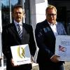 (josch)    Dreifacher Erfolg für das Autohaus Hettinger: Kevin Klingenmeier wurde Kammersieger bei der Gesellenprüfung als Automobilkaufmann. Er qualifizierte sich damit für den Leistungswettbewerb auf Landesebene und wurde dort ebenfalls Erster. Zudem erhielt Thomas Hettinger bei der TopSeller-Großkunden-Championship von der Volkswagen AG Platz 1 in der Region Rhein-Main. Den Service Quality Award für Kundenorientierung, den persönlichen Einsatz der Mitarbeiter für den Kunden sowie für Zuverlässigkeit und Qualität erhielten in Europa nur 100 und in Deutschland zehn VW-Autohäuser. Im Rahmen eines Werkstatt-Tests wurde das Autohaus für jeweils 100 Prozent Reparaturqualität, Termintreue und Freundlichkeit ausgezeichnet. Von link: Werkstattleiter Martin Ludwig, Serviceleiter Joachim Gadacz, Geschäftsführer Thomas Hettinger und Kevin Klingenmeier.