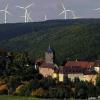 Windräder im Landschaftsschutzgebiet: So etwa könnte es aussehen, wenn Windräder zwischen Waldzell und Erlach stehen würden. Vorne Burg Rothenfels.