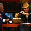 Franken unter sich: Michael Glos kontert Pelzigs Bowle mit einem Bocksbeutel Frankenwein.