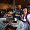 Fröhliches Kaffeetrinken im Kino: Doris Schiwek, Wolfgang Weißenberger, Renate Heunisch und Gabi Röder freuen sich auf die Komödie „Wie beim ersten Mal“.