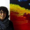 (sf)   Die Ausstellung „Naturinszenierungen“ der Künstlerin Evelin Neukirchen ist bis zum 20. Dezember montags bis freitags von 8.30 bis 12.30 und 13.30 bis 17.30 Uhr im Rudolf-Alexander-Schröder-Haus am Wilhelm–Schwinn-Platz zu sehen. Die Bilder sind nicht nach der Natur gemalt, sondern es sind „Inszenierungen“, in die viel persönlich Erinnertes, Erahntes, Ersehntes oder Erträumtes hineinfließt. „Um das Verborgene wahrnehmen zu können, fordern die Bilder vom Betrachter oft einen zweiten Blick und ein Einlassen auf eine ihm vielleicht fremde Sichtweise“, heißt es über die Ausstellung. Neukirchen wurde 1949 in Niedersachsen geboren, ist verheiratet und hat zwei Kinder. Seit 2005 lebt sie in Würzburg und hat ein Atelier in der Schiestlstraße. Mit der Malerei beschäftigt sich die Künstlerin autodidaktisch seit 1990. Sie besuchte Seminare bei verschiedenen Malern und an der Kunstakademie Bad Reichenhall. Von 1993 bis 2003 war sie Mitglied des Instituts zur Beibehaltung ästhetischer Gewohnheiten von Reiner Pfeiffer in Kreuzwertheim. Seit 1994 hat sie eigene öffentliche Ausstellungen. Zuletzt nahm sie an der „Artbreit 2012“ in Marktbreit teil. Die Künstlerin Ingrid Jureit beschreibt Neukirchens Malerei folgendermaßen: „Mit unverstelltem Blick auf das Wesentliche setzt sie klare Akzente auf naturgegebene Formen, steigert mit viel Emotionalität den Ausdruck, lässt Raum für Weite und Sehnsüchte, ohne dabei die Spontaneität aus den Augen zu verlieren. Internet: www.evelin-neukirchen.de