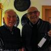 Vorstand Robert Endres bei der Dankansprache mit einer Flasche Frankenwein als Präsent.