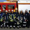 (fkö)   Elf Männer und Frauen der Freiwilligen Feuerwehr Schweinfurt haben die Leistungsprüfung Technische Hilfeleistung bestanden. Dabei stellten die Feuerwehrleute ihre praktische Leistungsfähigkeit im Umgang mit hydraulischen Rettungsgeräten ebenso unter Beweis wie ihr Wissen in den Bereichen Erste Hilfe und Gerätekunde. Mit Michael Spath legte ein Teilnehmer die höchste Stufe „Gold-rot“ ab. Im Bild (von links): Schiedsrichter Hermann Scheller (Werkfeuerwehr ZF Friedrichshafen AG), Ausbilder Bernd Winkelmann, Christian Link, Thomas Heinz, Martin Dietz, Alexander Fuchs, Michael Spath, David Stein, Christoph Falger, Jean-Pierre Heinelt, Lisa Pfister, Timothy Stacey, Stadtbrandinspektor Karl-Heinz Thiemer, Florian Körblein Schiedsrichter Udo Fischer.
